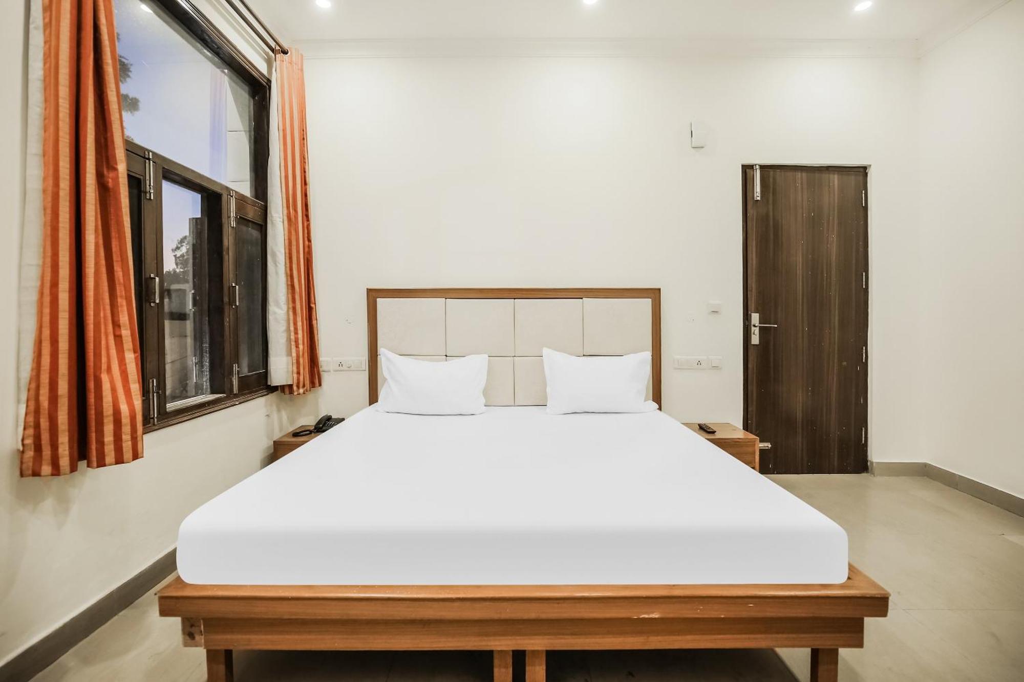 Collection O Sapphire Hotel Chandigarh Exterior photo